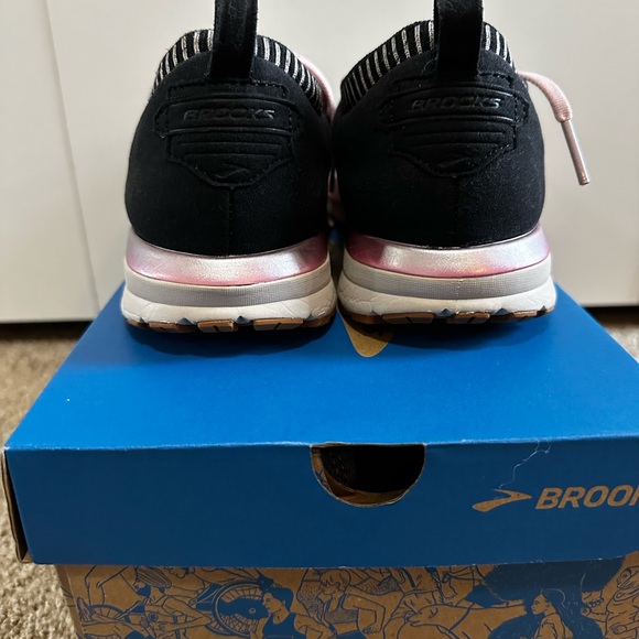 brooks size 9
Women's Ricochet LE Running Sneakers - Picture 4 of 6